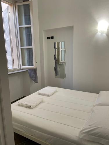 マントンにあるCasa mia Mentonのベッドが2つと窓が2つある寝室