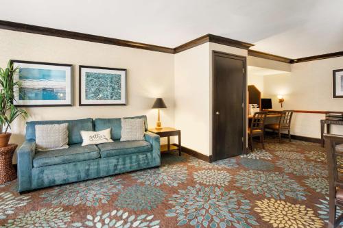 a living room with a blue couch and a table at Sonesta ES Suites San Diego - Rancho Bernardo in Rancho Bernardo