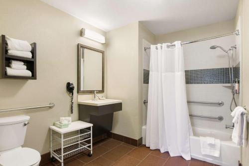 uma casa de banho com um chuveiro, um WC e um lavatório. em Sonesta ES Suites San Diego - Rancho Bernardo em Rancho Bernardo