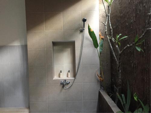 un bagno con box doccia e pianta di Pranajaya loka 2 bed rooms villa a Tejakula