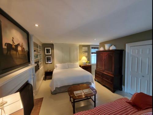 a large bedroom with a bed and a couch at Dot's Landing Garden Room in Niagara on the Lake