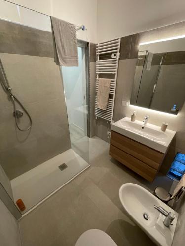 uma casa de banho com um WC, um lavatório e um chuveiro em Dieci passi dal mare e dal centro em Pescara