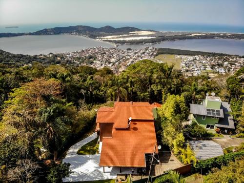 een luchtzicht op een huis met een oranje dak bij Casa do Mirante quarto 301 in Florianópolis