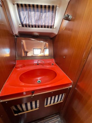 łazienka z czerwoną umywalką w środku w obiekcie Velero en el corazón de El Puerto w mieście El Puerto de Santa María