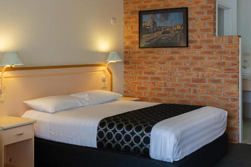 Postel nebo postele na pokoji v ubytování The Crossing Motel