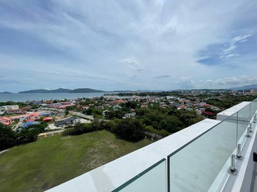 uma vista da cidade a partir da varanda de um edifício em Aru Suites HOMESTAY WIFI,Carpark,24h Check in,Water Filter by R2 Residence em Kota Kinabalu