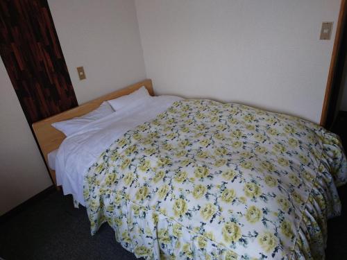 Een bed of bedden in een kamer bij Plaza Inn Kawaguchiko