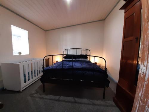 a bedroom with a bed in a room with a window at Alloway Bank in Bathurst