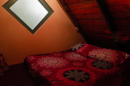 เตียงในห้องที่ Aquelarre