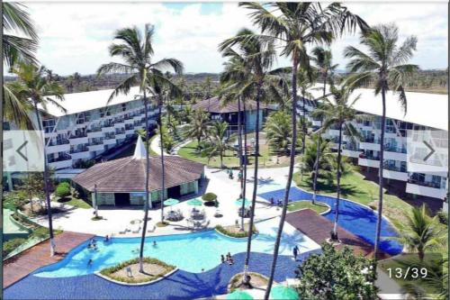 una vista aérea de la piscina del resort en Ancorar flat resort- porto de galinhas, en Porto de Galinhas