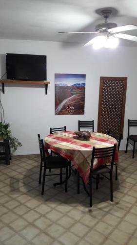 サルタにあるDepartamento Céntrico excelente ubicación.のダイニングルーム(テーブル、椅子、テレビ付)