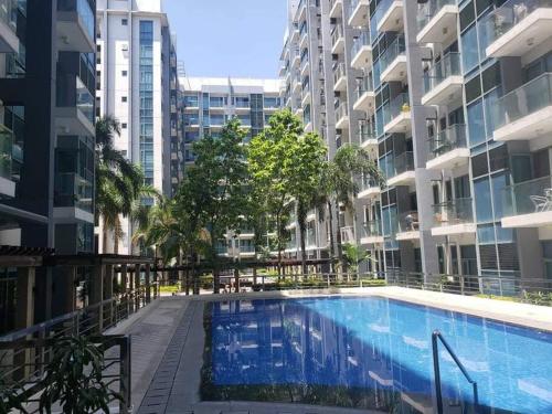 La alberca dentro o cerca de Lovely 2 Bed Room condo infront of NAIA Terminal 3