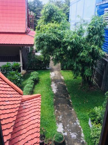 Taman di luar Luang Chumni Village