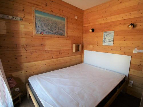 a bedroom with a bed in a wooden room at Appartement Les Carroz d'Arâches, 2 pièces, 4 personnes - FR-1-572-87 in Arâches-la-Frasse