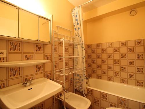 Kúpeľňa v ubytovaní Studio spacieux 4 pers, lit double, pistes, parking - FR-1-572-146