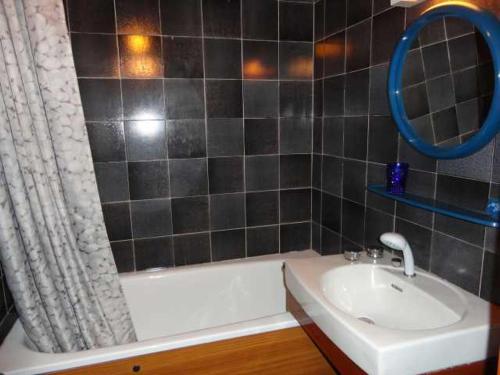 Kúpeľňa v ubytovaní Studio 4 pers. avec lave-linge, balcon et accès direct aux pistes - Proche centre des Carroz - FR-1-572-176