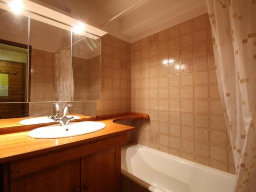 łazienka z umywalką i wanną w obiekcie Appartement cosy 5 pers., pied des pistes, balcon est, proche commerces, parking & services - FR-1-572-94 w mieście Arâches-la-Frasse