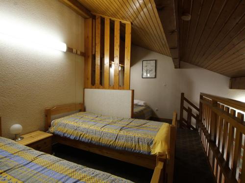 sypialnia z dwoma łóżkami i schodami w obiekcie Appartement cosy 5 pers., pied des pistes, balcon est, proche commerces, parking & services - FR-1-572-94 w mieście Arâches-la-Frasse