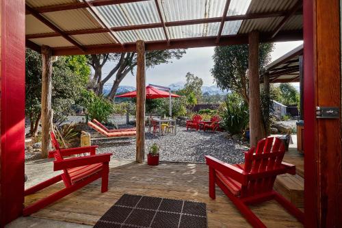 Κήπος έξω από το The Full Factory Experience Kaikoura