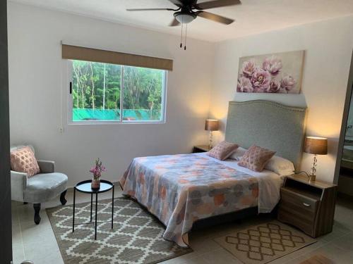 a bedroom with a bed and a window at Hermoso apartamento piscina, céntrico, área libre. in Cancún