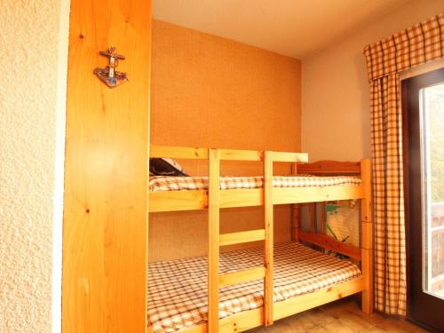 pokój z dwoma łóżkami piętrowymi w pokoju w obiekcie Studio 4 pers au pied des pistes, balcon, casier à skis, TV - FR-1-572-178 w mieście Arâches-la-Frasse