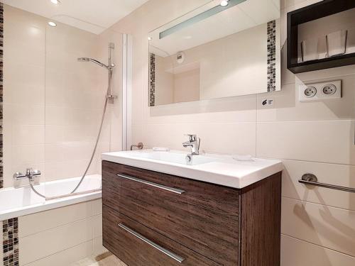 Appartement rénové au pied des pistes avec balcon - FR-1-344-748