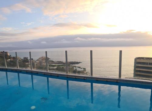 a swimming pool with a view of the ocean at Euromarina 2 Reñaca Vista al Mar in Viña del Mar