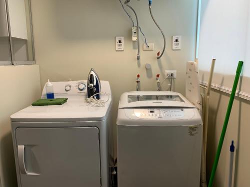 a hospital room with a sink and a washing machine at MLA apartments - Alcanfores in Lima