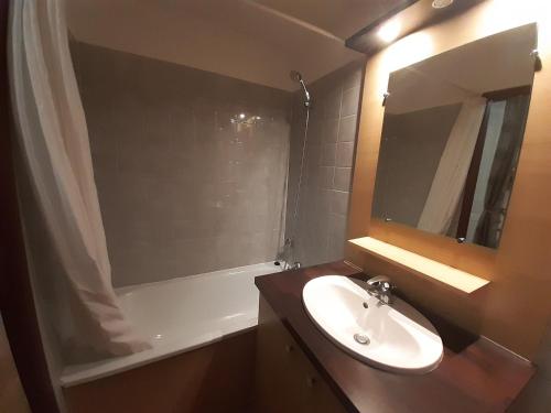 une salle de bain avec un lavabo et une baignoire dans l'établissement Brides-les-Bains - Studio coin montagne 4 pers avec balcon, parking, WiFi - Résidence Cybèle - FR-1-512-257, à Brides-les-Bains