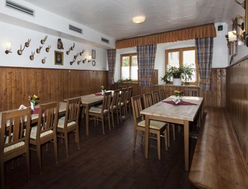 une salle à manger avec des tables et des chaises en bois dans l'établissement Gasthof Stern, à Greding