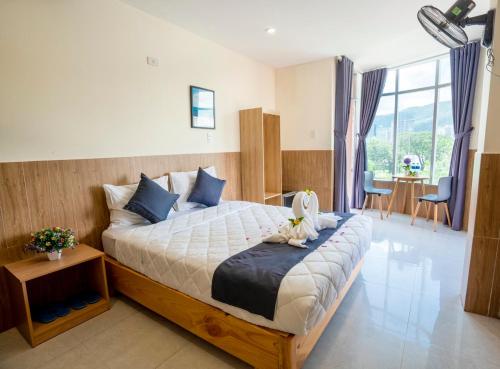 归仁Hotel Thien Hai的一间卧室，床上有一只毛绒玩具