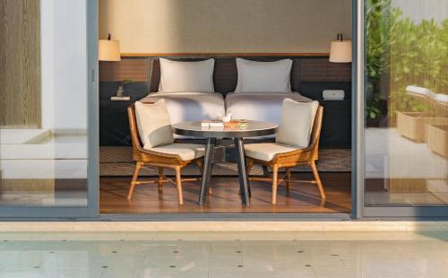 Posezení v ubytování Kimpton Kitalay Samui by IHG