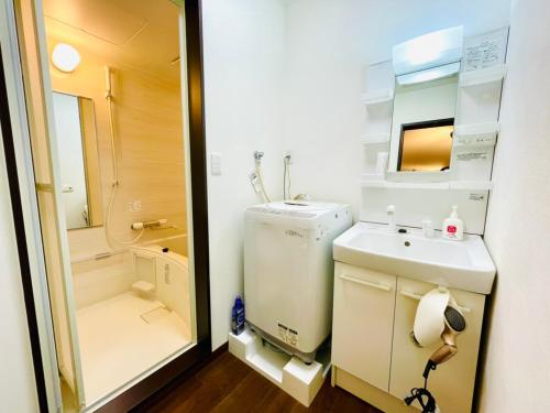 a small bathroom with a toilet and a sink at ホテルクラッシースカイツリー浅草曳舟 in Tokyo
