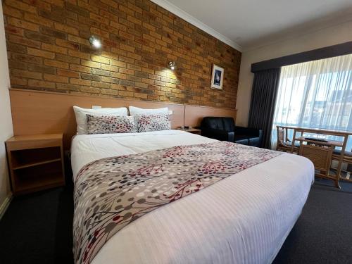 Postel nebo postele na pokoji v ubytování RiverPark Motel