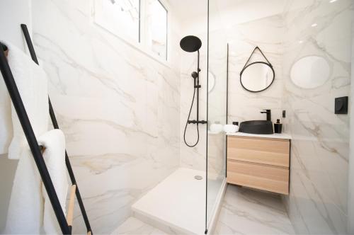 Uma casa de banho em New fully equipped air-conditioned apartment