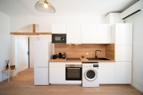 Kuchyň nebo kuchyňský kout v ubytování New fully equipped air-conditioned apartment