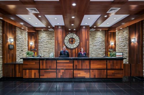 two people sitting at a bar in a hotel lobby at Crowne Plaza Newark Airport by IHG in Elizabeth