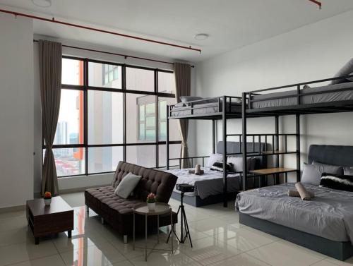 1 dormitorio con 2 literas y sofá en Austin 18, Friendly Sky by Antlerzone, en Johor Bahru