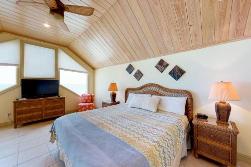een slaapkamer met een bed en een flatscreen-tv bij Day Dreamer in St. George Island