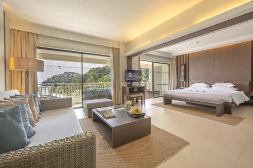 Posezení v ubytování Cape Panwa Hotel Phuket