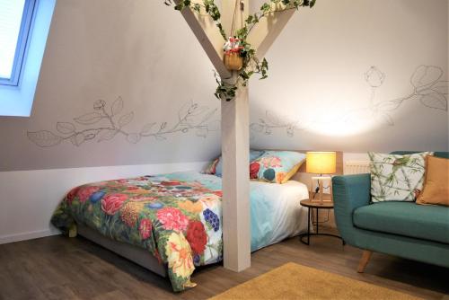 una camera con letto e divano di Le Jardin des Roses a Saverne