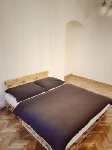 Posteľ alebo postele v izbe v ubytovaní Jedinečný byt v historickom centre Košíc