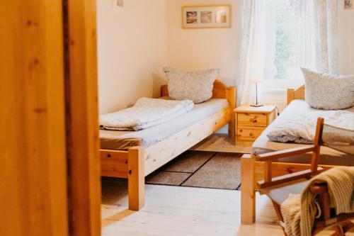 a bedroom with two beds and a window at Haus Mimi Zarrentin am Schaalsee in Zarrentin