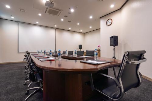 a conference room with a long table and chairs at Ramada by Wyndham Seoul Dongdaemun in Seoul