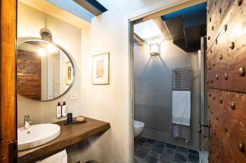 Bilik mandi di Palazzo Fauzone Relais
