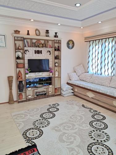 TV a/nebo společenská místnost v ubytování Yeşilköy Konaklama Pansiyon