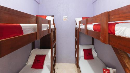 Krevet ili kreveti na kat u jedinici u objektu RedDoorz Hostel @ Popoy's Backpackers Mati