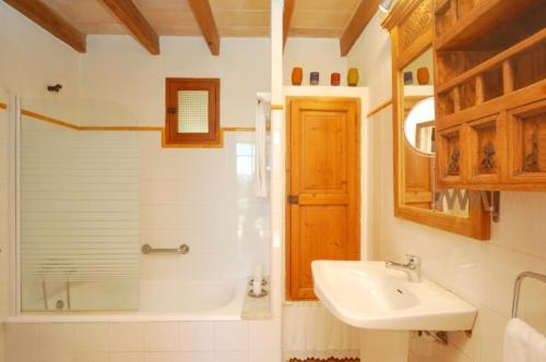 La salle de bains est pourvue d'un lavabo, de toilettes et d'une douche. dans l'établissement Villa Rotger, à Alcúdia