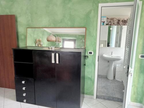een badkamer met een wastafel en een spiegel bij Ca Dei City in Coazze