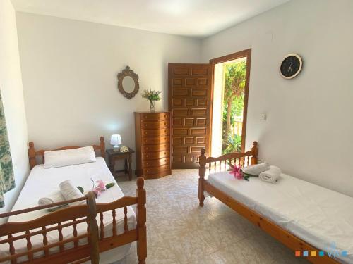 1 dormitorio con 2 camas y ventana en VH CostaBlanca - GOLONDRINA, en Calpe